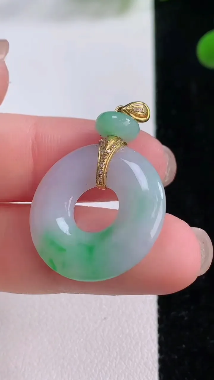天然A货翡翠平安环吊坠，尺寸23-3.7，重量:5.67g
11月25日