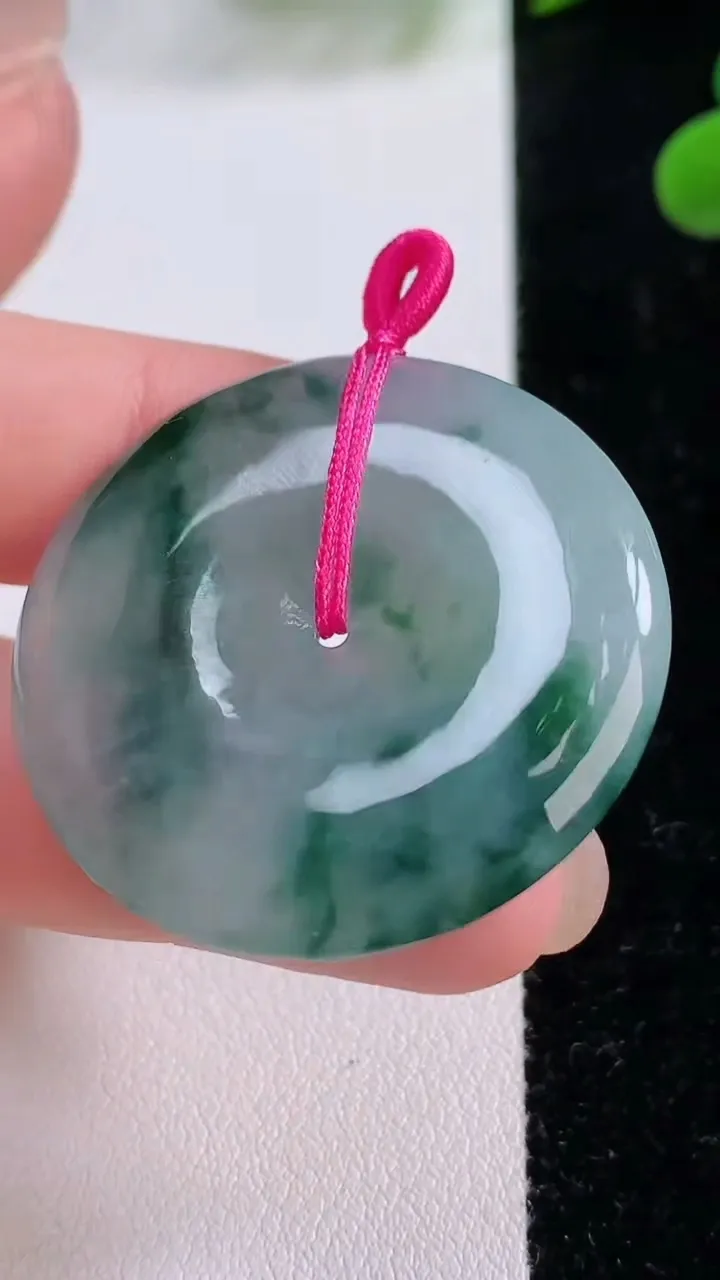 天然A货翡翠冰种飘花平安扣吊坠，尺寸35-5.5，重量:15.53g
11月25日