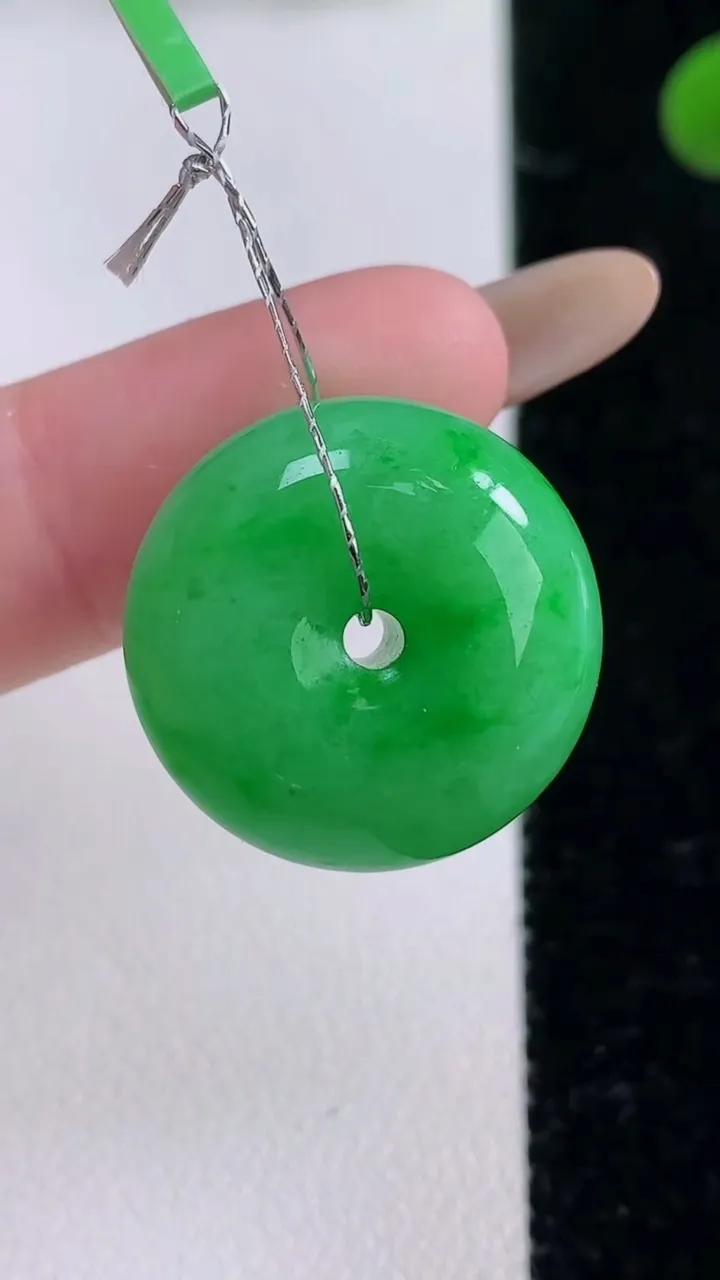 天然A货翡翠平安扣吊坠，尺寸20.3-10.5，重量:9.03g
11月25日