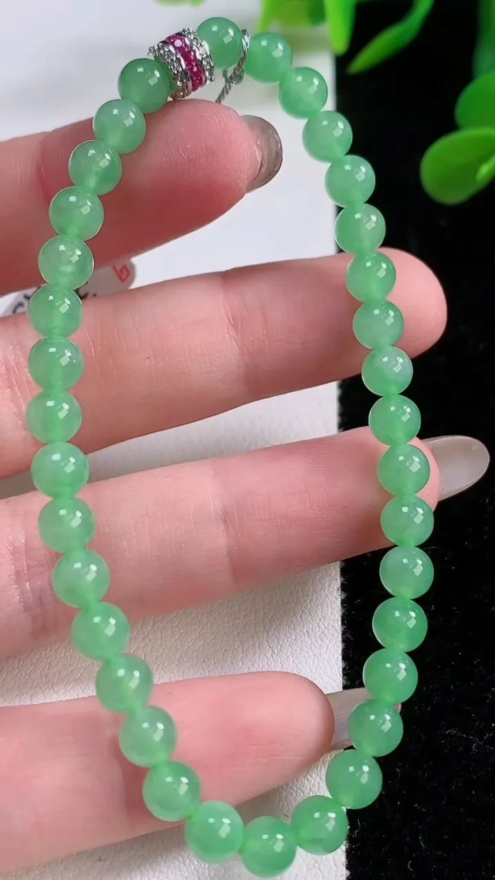 天然A货翡翠圆珠手串，尺寸5.2-35颗，重量:9.37g11月25日
工厂直销收藏佳品,种好水足，色泽均匀，有种有色，上手高大气！