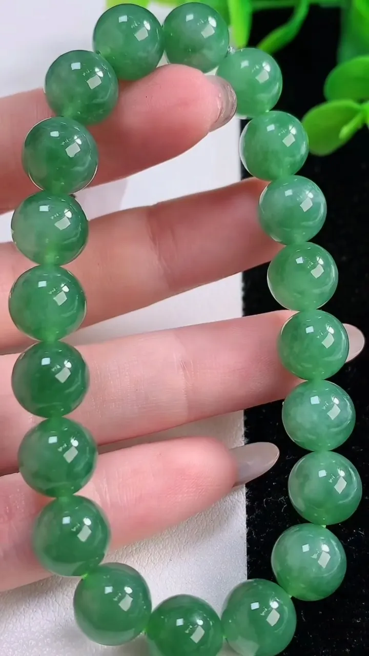 天然A货翡翠圆珠手串，尺寸9.8-20颗，重量:34.02g11月25日
工厂直销收藏佳品,种好水足，色泽均匀，有种有色，上手高大气！