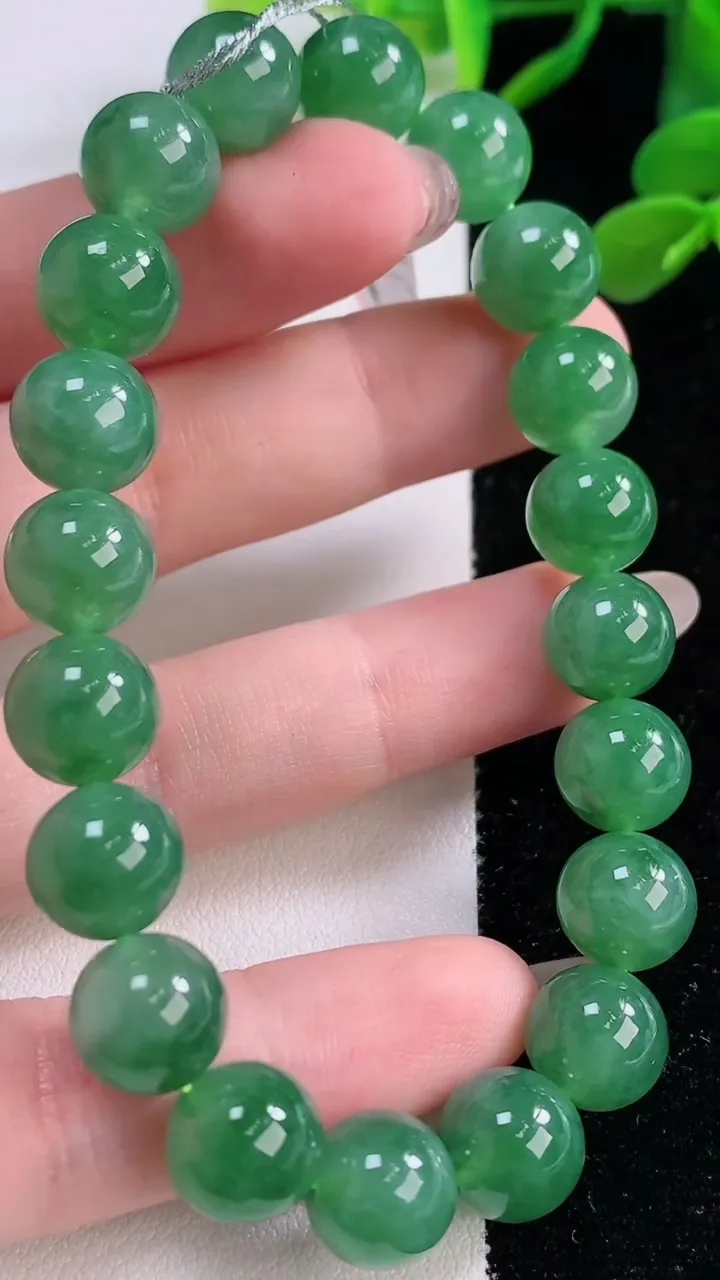 天然A货翡翠圆珠手串，尺寸9.8-20颗，重量:34.02g11月25日
工厂直销收藏佳品,种好水足