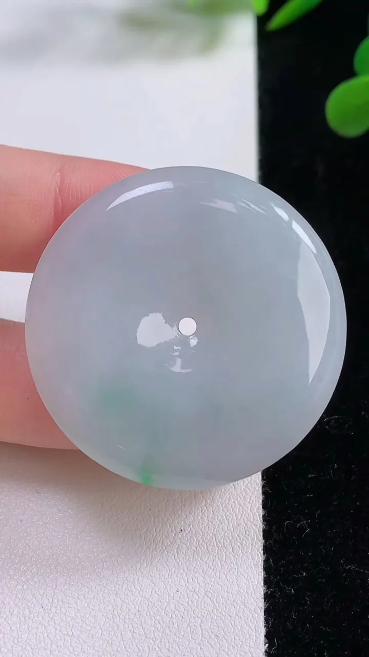 天然A货翡翠平安扣吊坠，尺寸39.4-6，重量:20.50g
11月25日