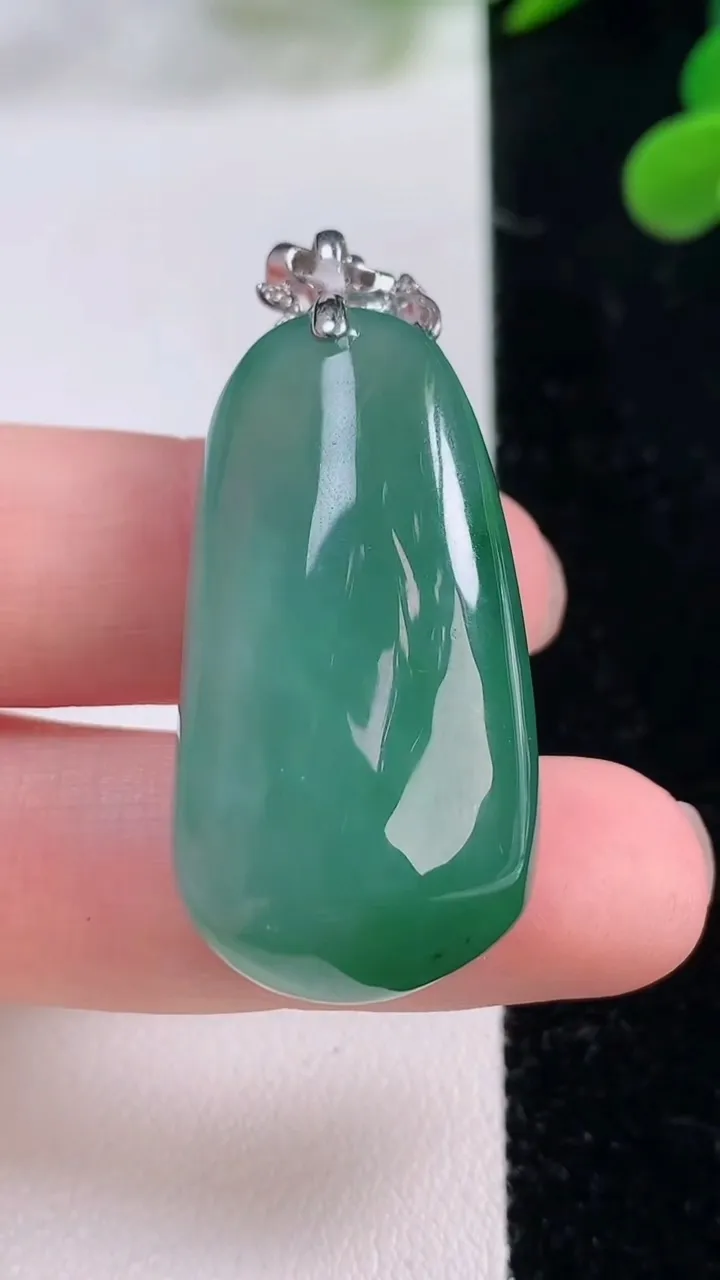 天然A货翡翠福瓜吊坠，尺寸36-18.6-13，重量:18.24g
11月25日