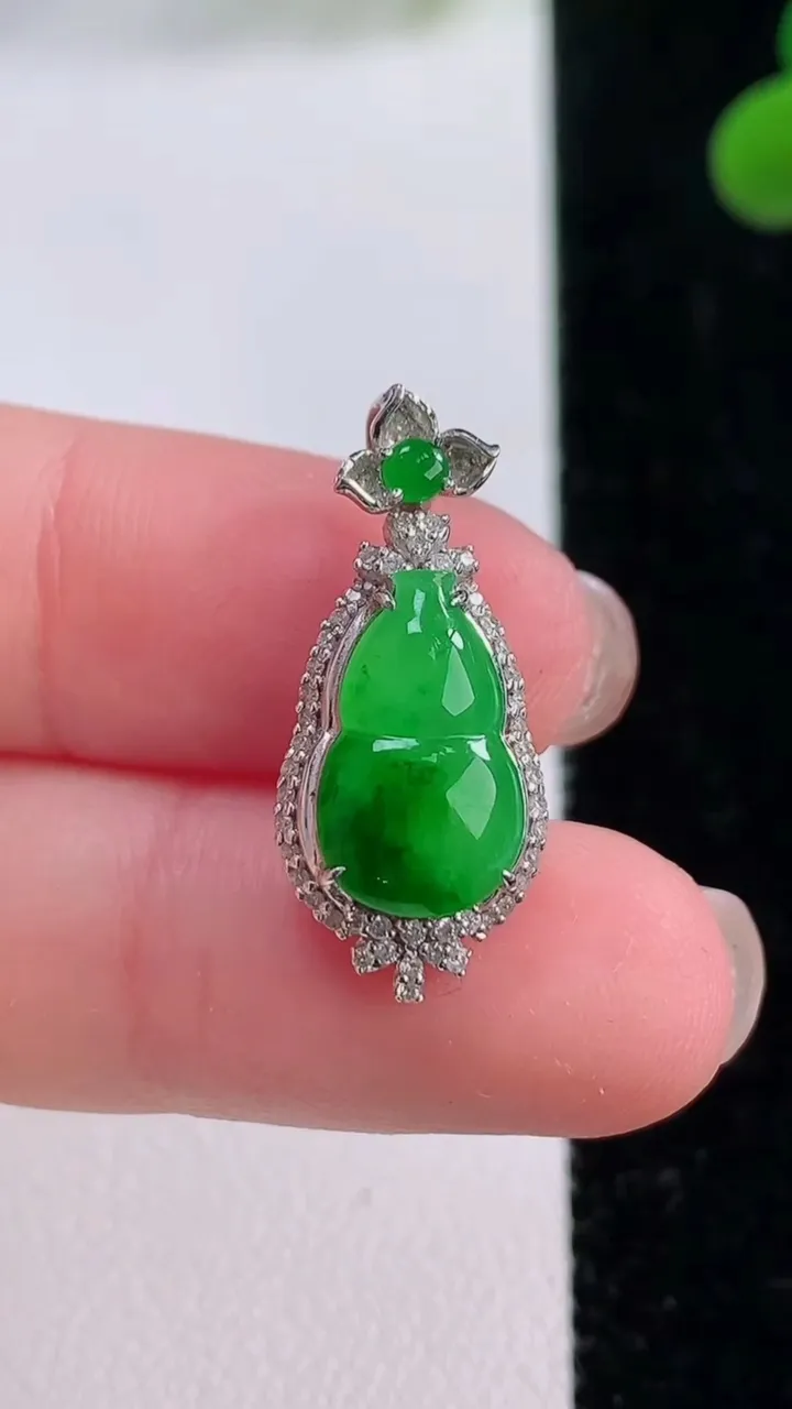 天然A货翡翠葫芦吊坠，尺寸24.5-11-7.4，裸石13.2-7.5重量:2.21g
11月25日