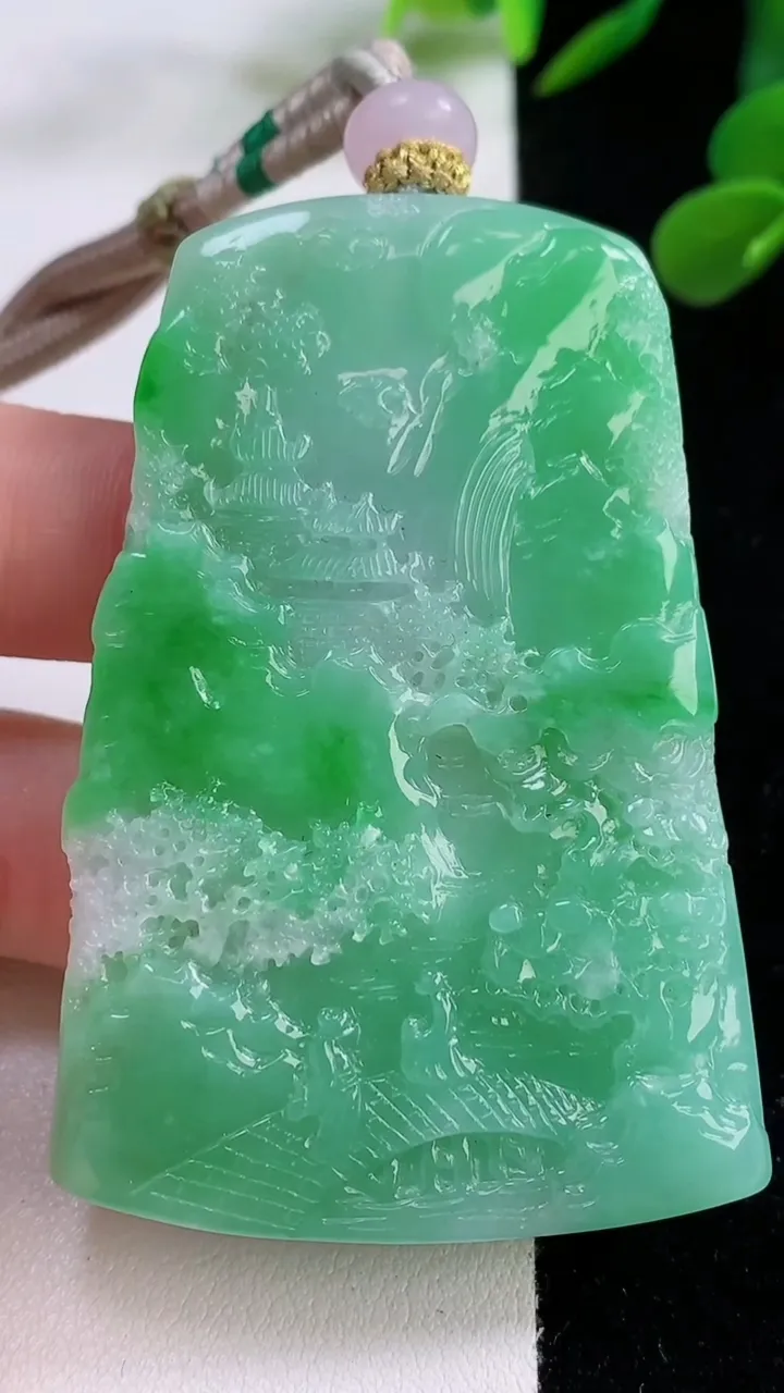 天然A货翡翠山水牌吊坠，尺寸62-40.4-8，重量:56.61g
11月25日