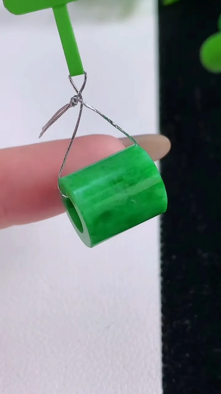 天然A货翡翠路路通吊坠，尺寸12.8-11.6，重量:4.10g
11月25日