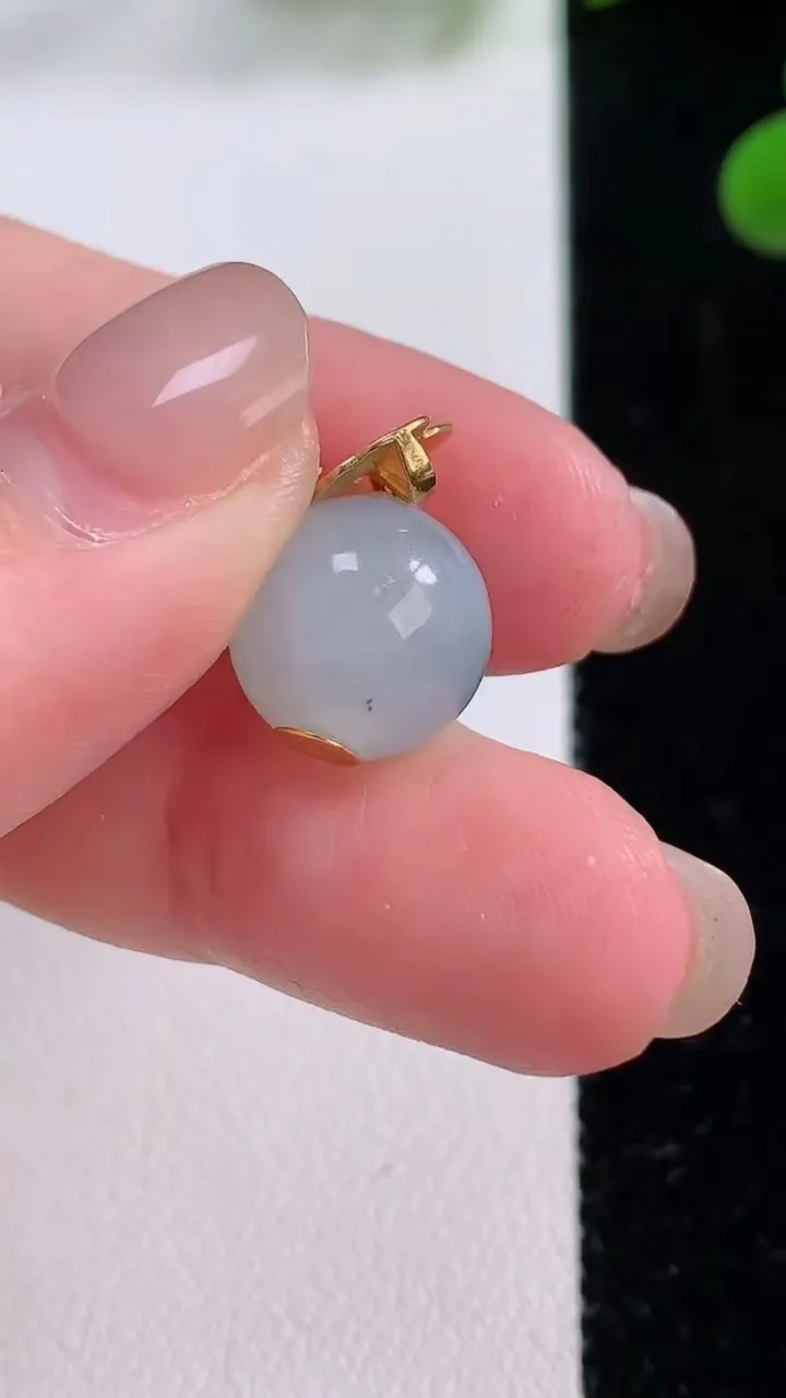 天然A货翡翠圆珠吊坠，尺寸11.3，重量:4.01g11月25日
工厂直销收藏佳品,种好水足，色泽均匀，有种有色，上手高大气！