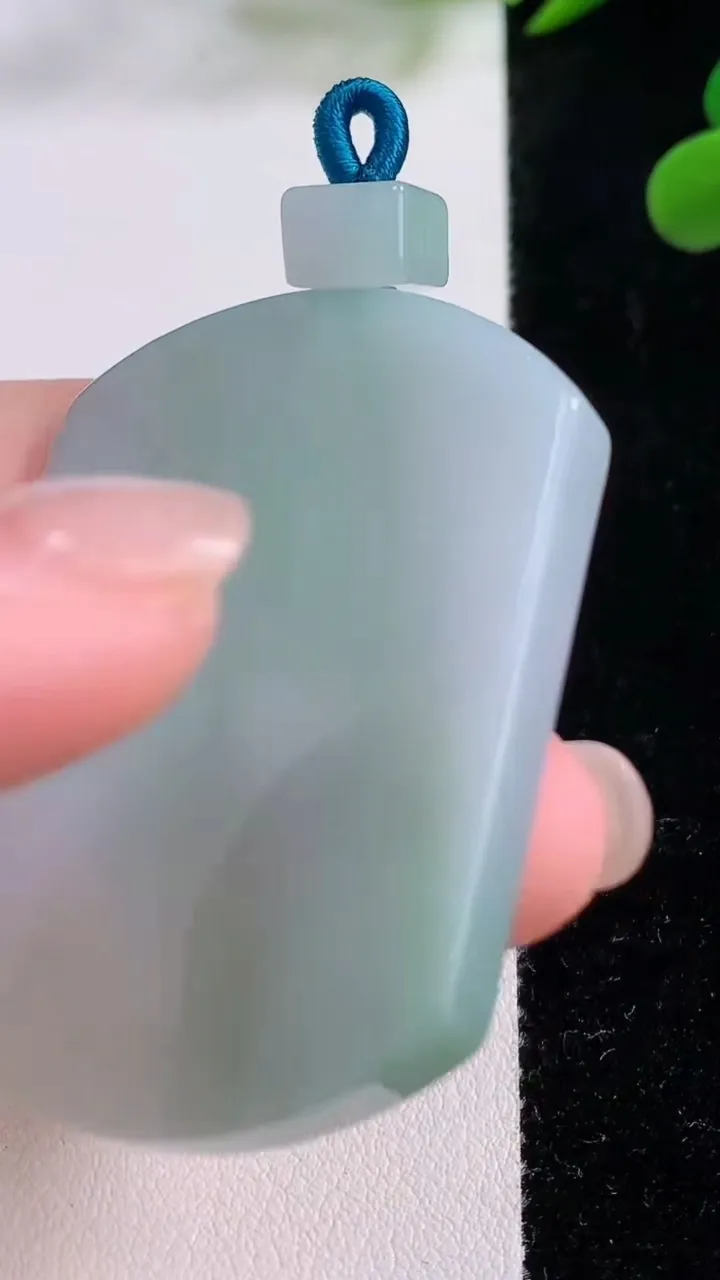 天然A货翡翠无事牌吊坠，尺寸49.7-37.5-5.5，重量:31.11g
11月25日