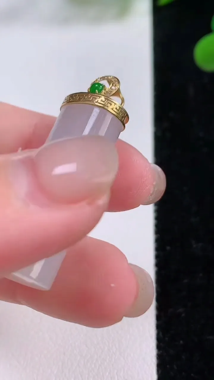 天然A货翡翠种白冰平安柱吊坠，尺寸31.8-12-8.6，重量:9.86g
11月25日