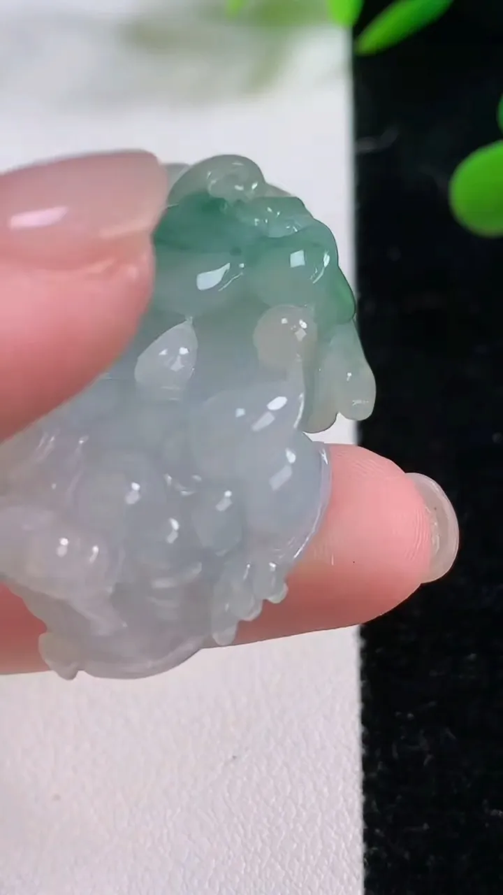 天然A货翡翠飘花貔貅吊坠，尺寸43.5-23-14.5重:25.40g
11月25日