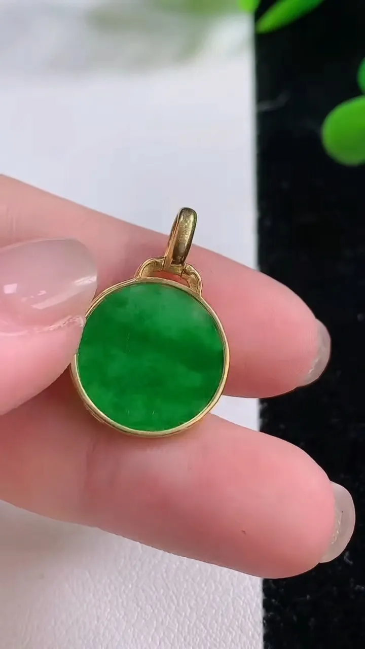 天然A货翡翠无事牌吊坠，尺寸16-2，重:1.80g
11月25日