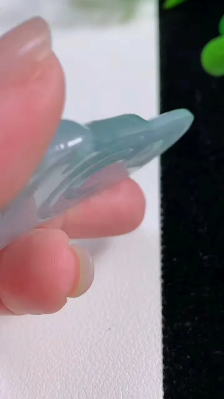 天然A货翡翠冰种飘花观音菩萨吊坠，尺寸54-32.7-5.9，重量:17.23g
11月25日