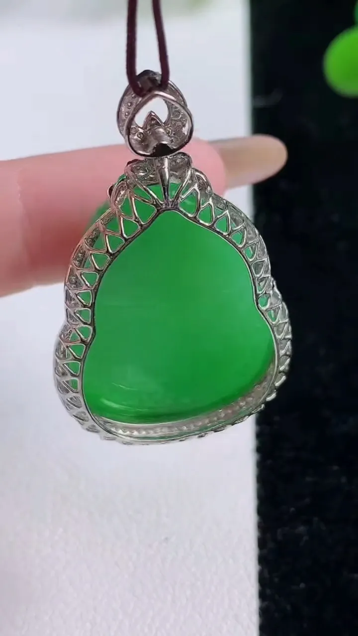 天然A货翡翠葫芦吊坠，尺寸39.3-23.7-10，裸石27.5-21重量:11.34g
11月25日