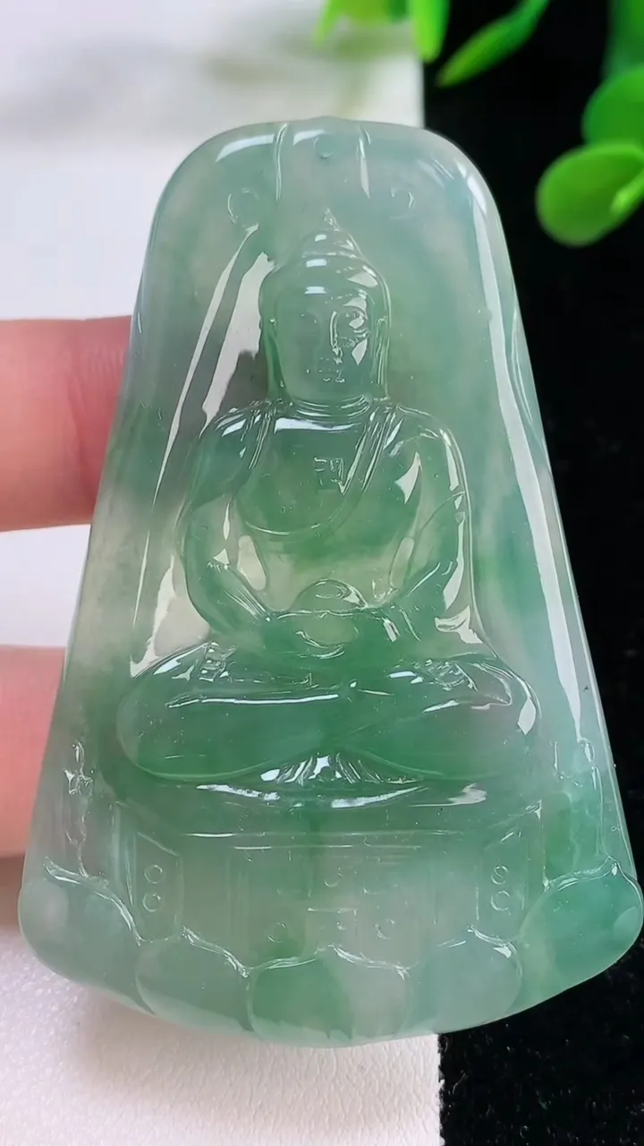 天然A货翡翠大日如来吊坠，尺寸65.8-43.7-5.8，重量:33.36g
11月25日