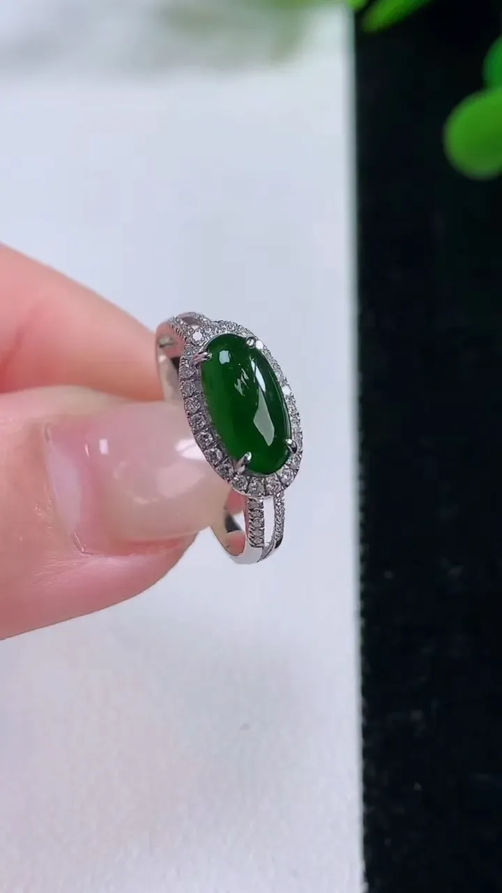 天然A货翡翠蛋面戒指，尺寸17.6-9.4-4.6-4.9，重量:1.65g2025年11月25日
工厂直销收藏佳品,种好水足，色泽均匀，有种有色，上手高大气！