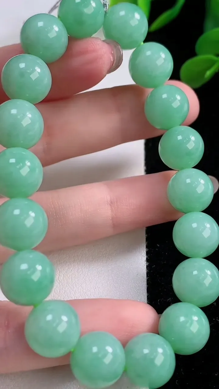 天然A货翡翠圆珠手串，尺寸10.8-20颗，重量:41.27g11月25日
工厂直销收藏佳品,种好水