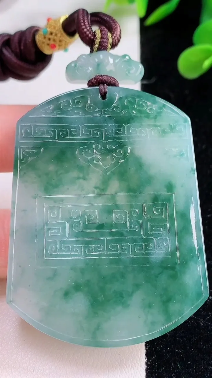 天然A货翡翠种飘花仿古无事牌吊坠，尺寸56.7-43-5.9，重量:51.20g
11月25日