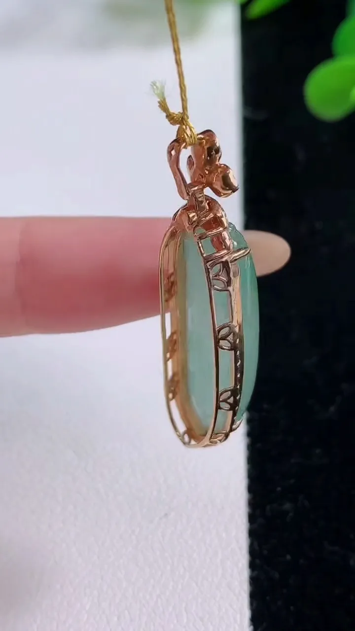 天然A货翡翠山水福瓜吊坠，尺寸39.3-11-8.1，裸石28.6-8.8重量:5.81g
11月25日