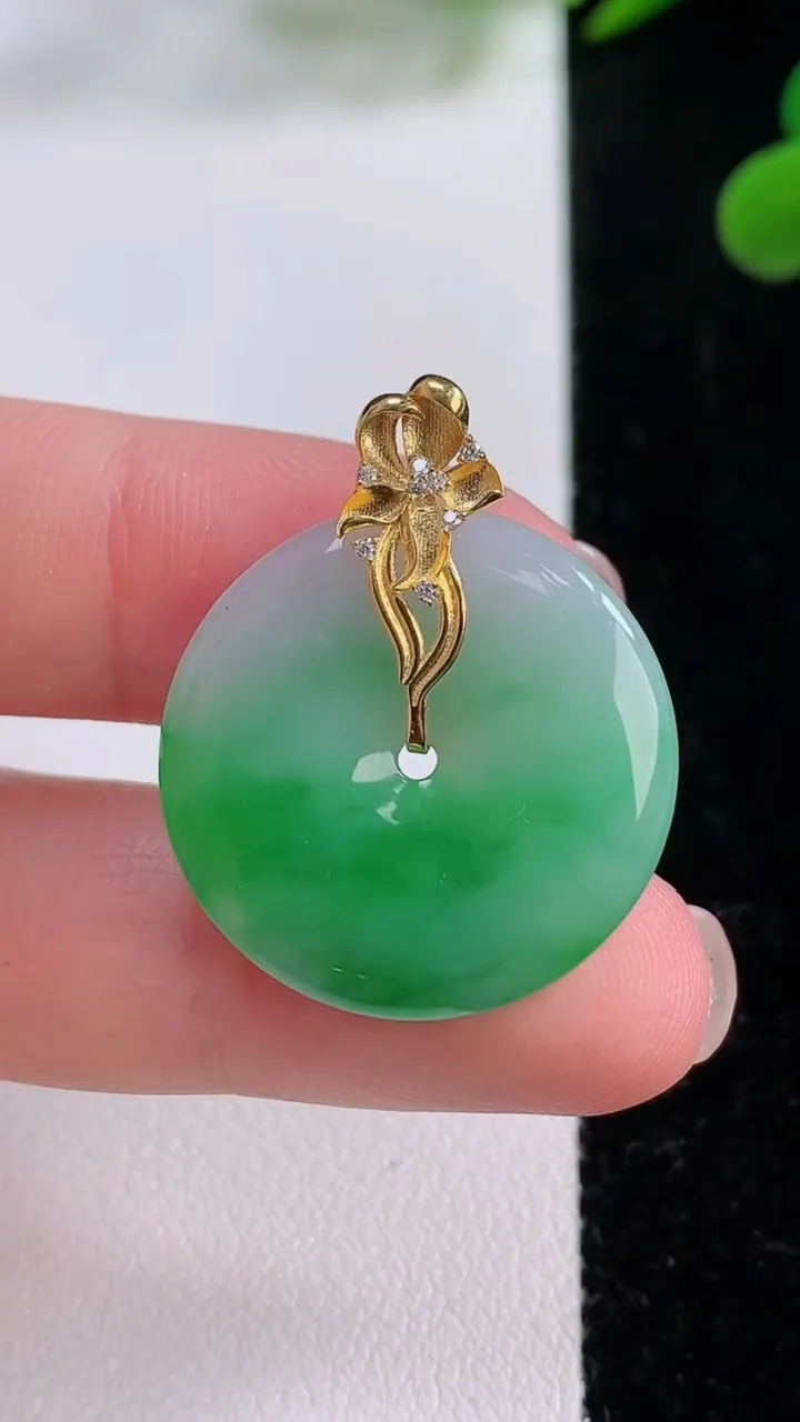 天然A货翡翠平安扣吊坠，尺寸23.7-3.7，重量:4.90g
11月25日