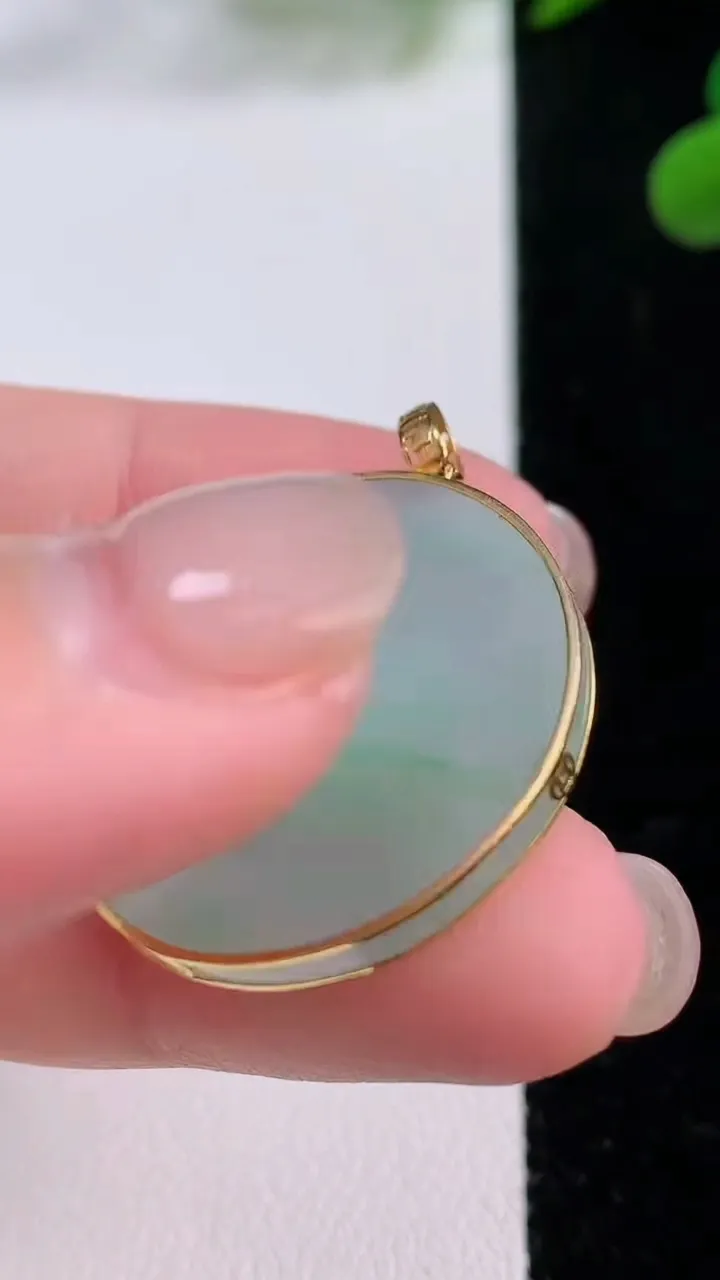 天然A货翡翠无事牌吊坠，尺寸26.8-2.8，重量:5.67g
11月25日