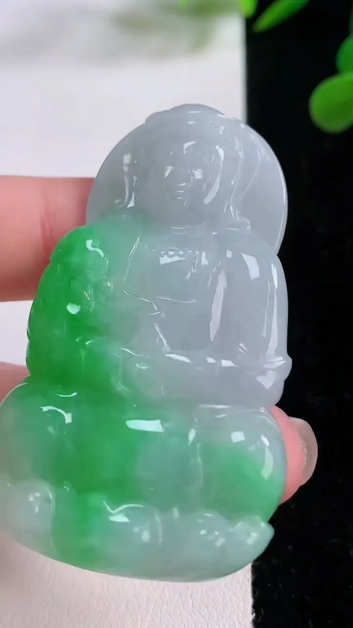 天然A货翡翠观音菩萨吊坠，尺寸55-33.2-6，重量:22.68g
11月25日