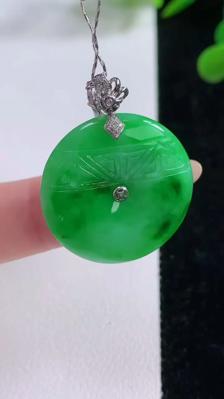 天然A货翡翠复古平安扣吊坠，尺寸25.3-5.2，重量:6.68g
11月25日