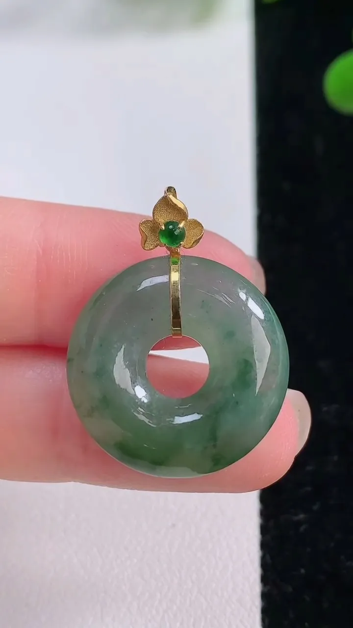 天然A货翡翠种飘花平安环吊坠，尺寸21.5-5.1，重量:4.67g
11月25日