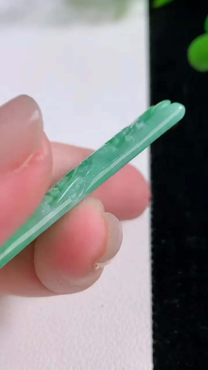 天然A货翡翠山水牌吊坠，尺寸44.8-23.3-4.6，重量:12.57g
11月25日