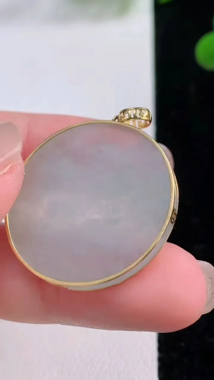 天然A货翡翠种白冰无事牌吊坠，尺寸27-2.8，重量:5.36g
11月25日