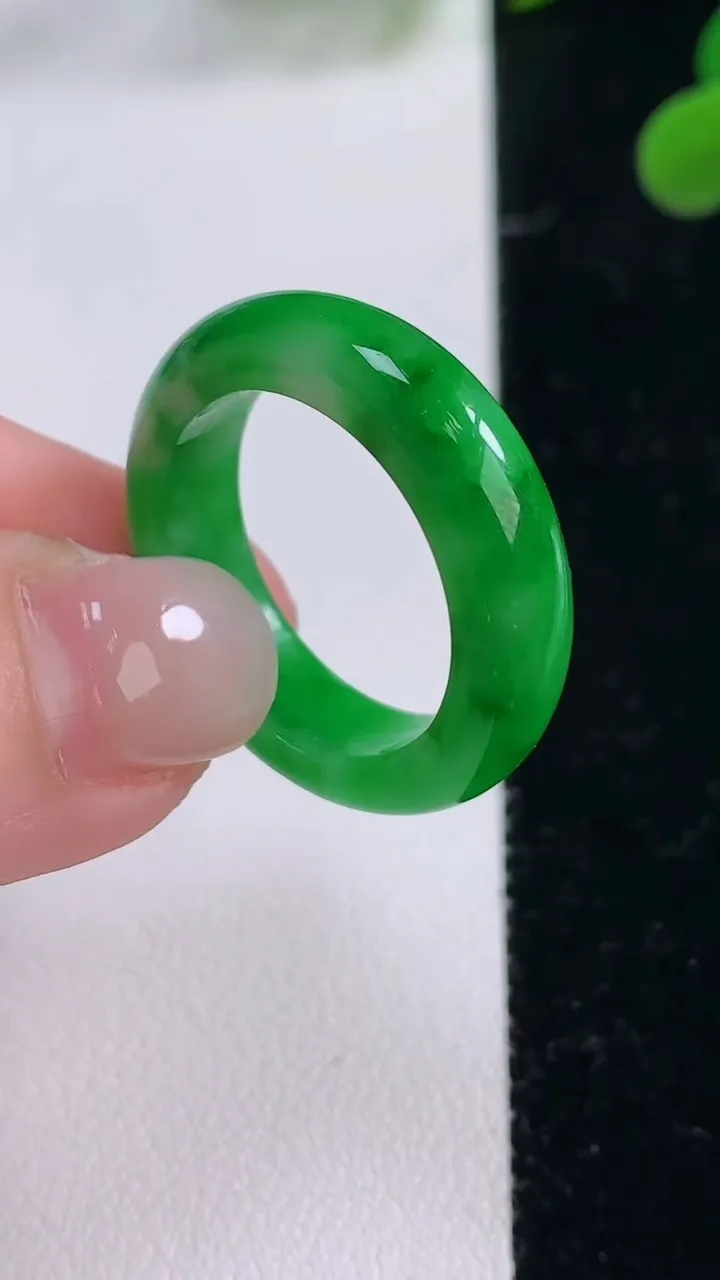 天然A货翡翠指环戒指，尺寸20-6-3.6，重量:5.66g2025年11月25日
工厂直销收藏佳品
