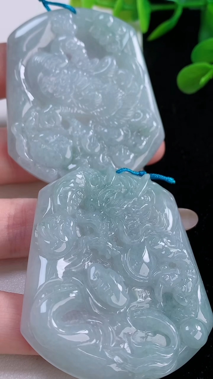 天然A货翡翠龙凤呈祥吊坠一对，尺寸54.3-46-5.2，重量:56.38g
11月25日