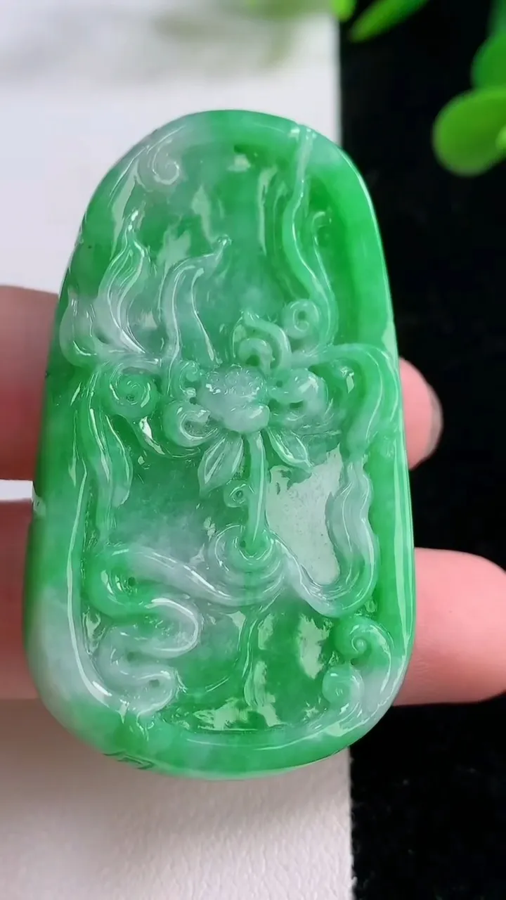 天然A货翡翠年年有余吊坠，尺寸54.5-31-9，重量:31.99g
11月25日