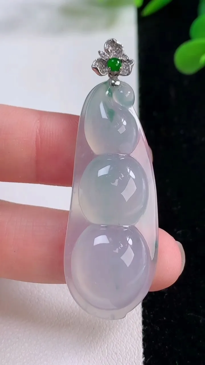 天然A货翡翠种飘花福豆吊坠，尺寸47.2-18-7.3，重量:10.96g
11月25日