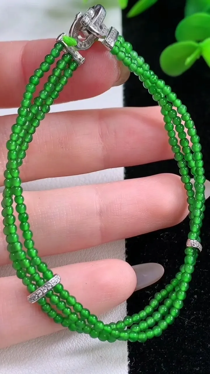 天然A货翡翠小米珠手串，尺寸2，重量:5.37g11月25日
工厂直销收藏佳品,种好水足，色泽均匀，有种有色，上手高大气！