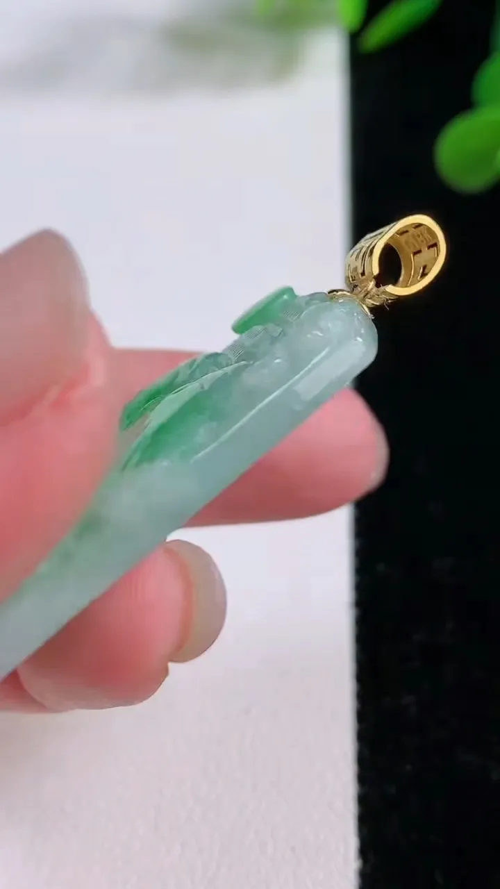 天然A货翡翠山水牌吊坠，尺寸42.5-30.6-4.3，重量:12.90g
11月25日