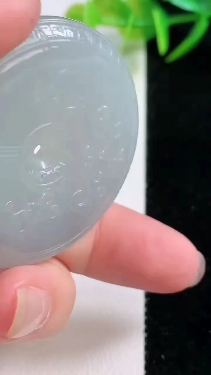 天然A货翡翠复古平安扣吊坠，尺寸44-10.4，重量:44.66g
11月25日