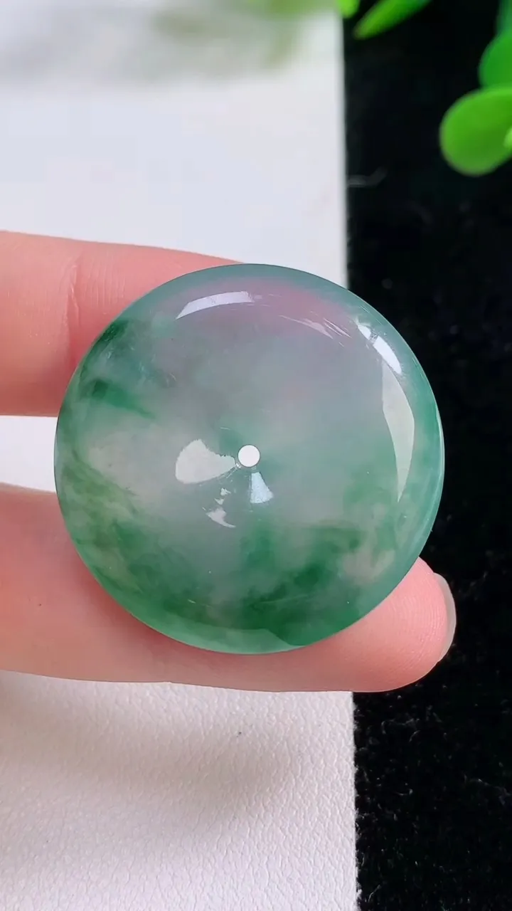 天然A货翡翠种飘花平安扣吊坠，尺寸31.2-6.3，重量:14.18g
11月25日