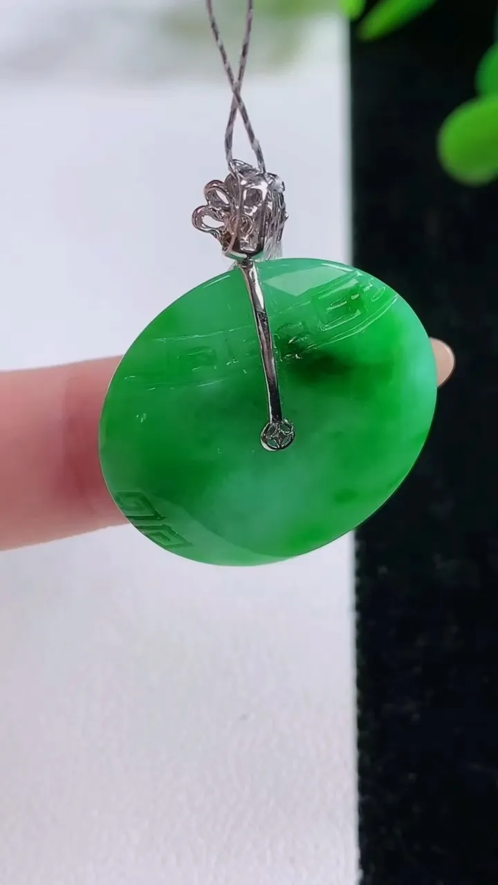 天然A货翡翠复古平安扣吊坠，尺寸25.3-5.2，重量:6.68g
11月25日