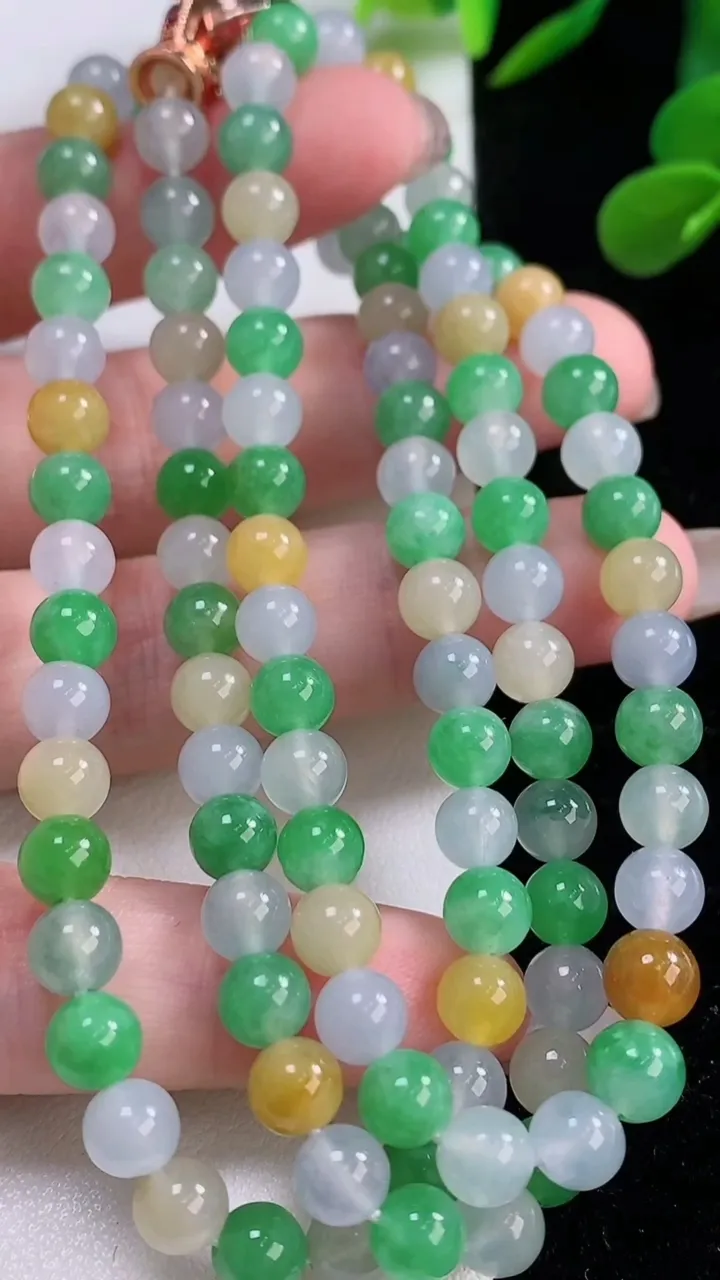 天然A货翡翠种三彩圆珠项链，尺寸5.7-108颗，重量:40.19g11月25日
工厂直销收藏佳品,