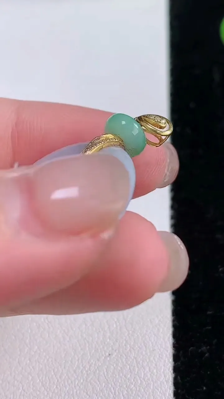 天然A货翡翠平安环吊坠，尺寸22.4-3.5，重量:4.17g
11月25日