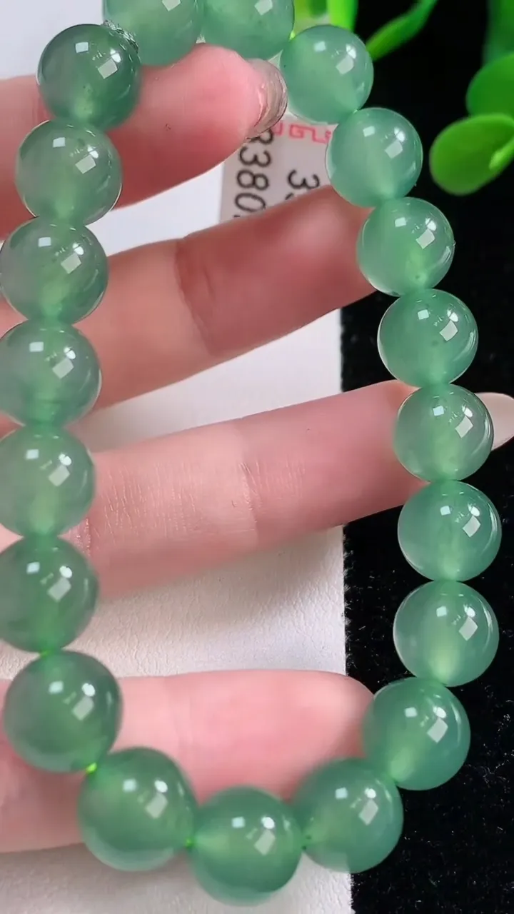 天然A货翡翠圆珠手串，尺寸10-20颗，重量:33.72g11月25日
工厂直销收藏佳品,种好水足，色泽均匀，有种有色，上手高大气！