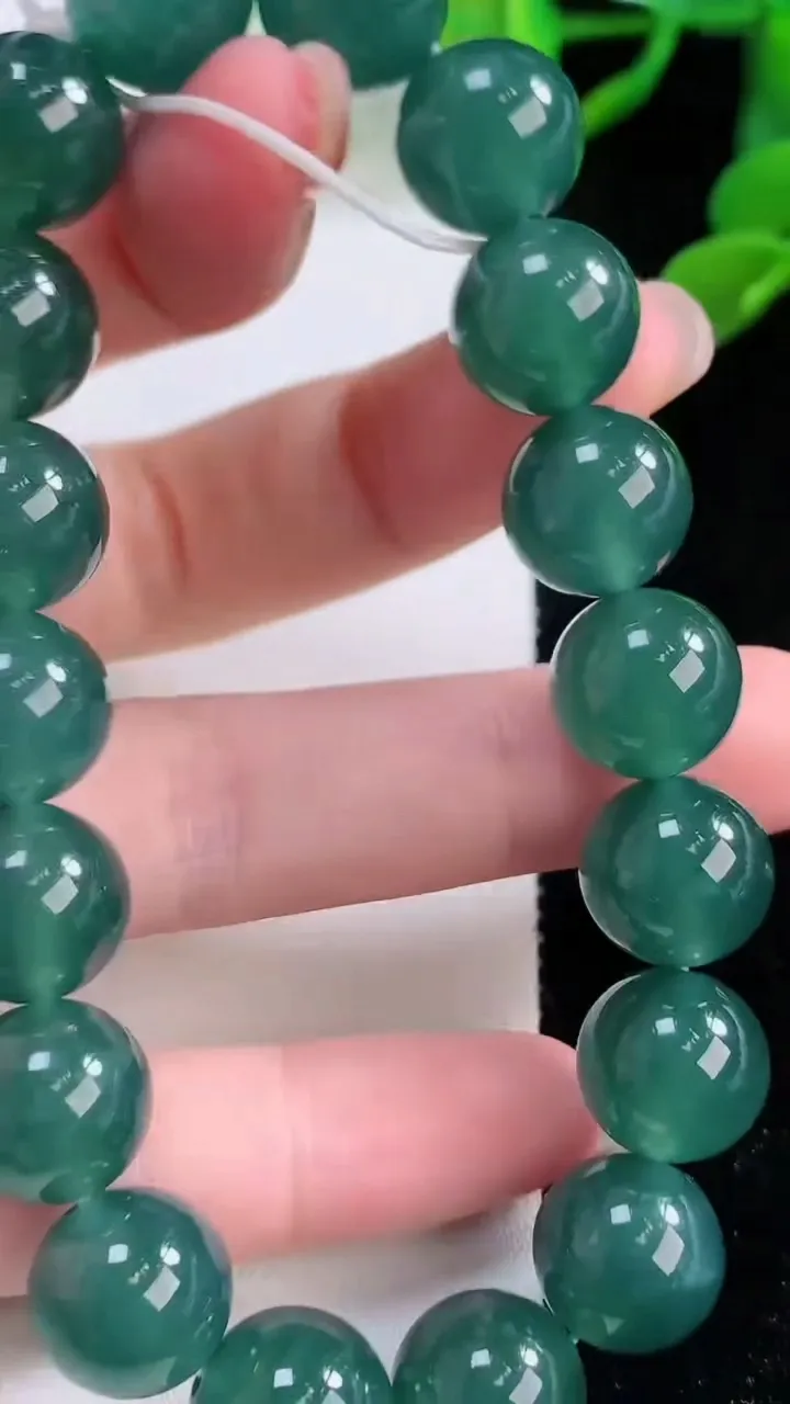 天然A货翡翠圆珠手串，尺寸11.6-18颗，重量:51.09g11月25日
工厂直销收藏佳品,种好水足，色泽均匀，有种有色，上手高大气！