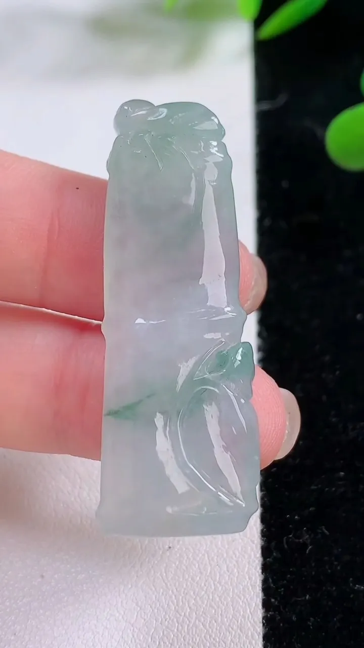 天然A货翡翠节节高升 竹节吊坠，尺寸44-16-5.8，重:9.87g
11月25日