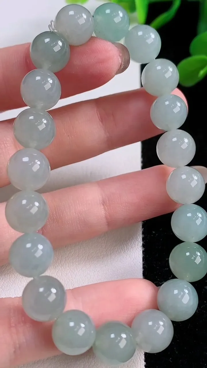 天然A货翡翠圆珠手串，尺寸9.3-20颗，重量:29.30g11月25日
工厂直销收藏佳品,种好水足，色泽均匀，有种有色，上手高大气！