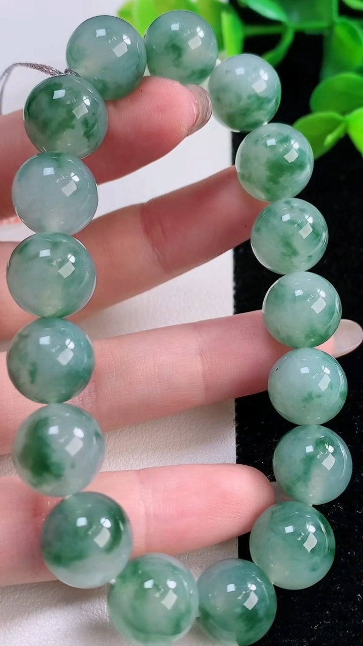 天然A货翡翠种飘花圆珠手串，尺寸12.3-17颗，重量:55.12g11月25日
工厂直销收藏佳品,种好水足，色泽均匀，有种有色，上手高大气！