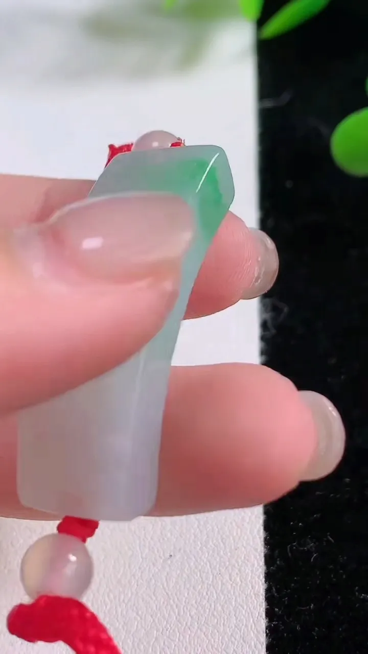 天然A货翡翠素面手牌手绳，尺寸3.7-13.2，重:8.91g
11月25日