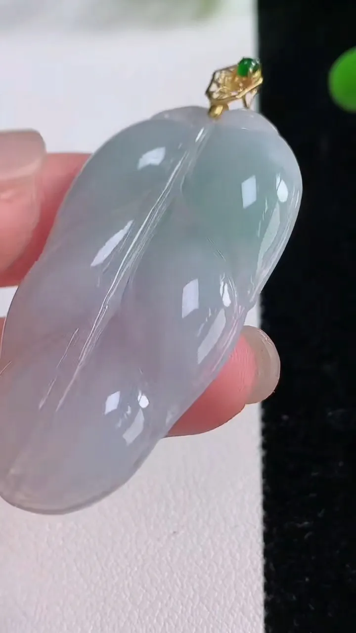 天然A货翡翠金枝玉叶 叶子吊坠，尺寸48-28-4.2，重量:11.03g
11月25日