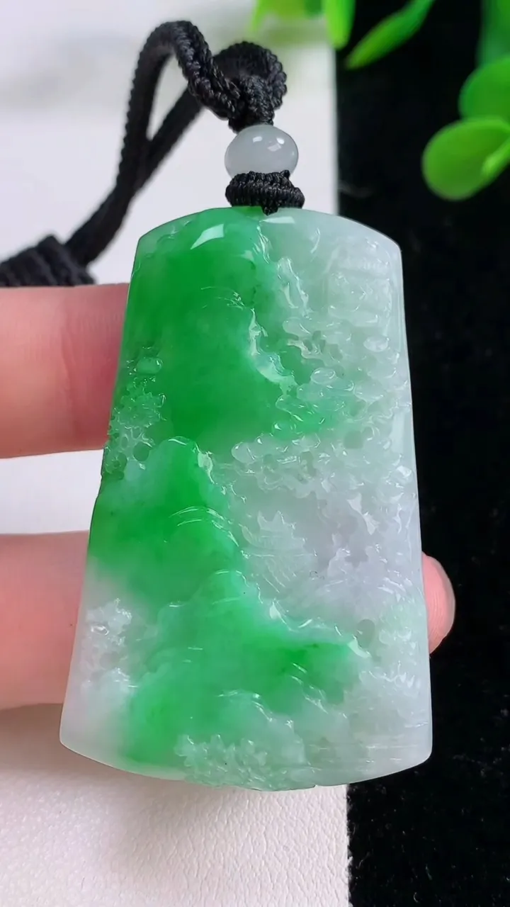 天然A货翡翠山水牌吊坠，尺寸50.4-35-8，重量:24.41g
11月25日