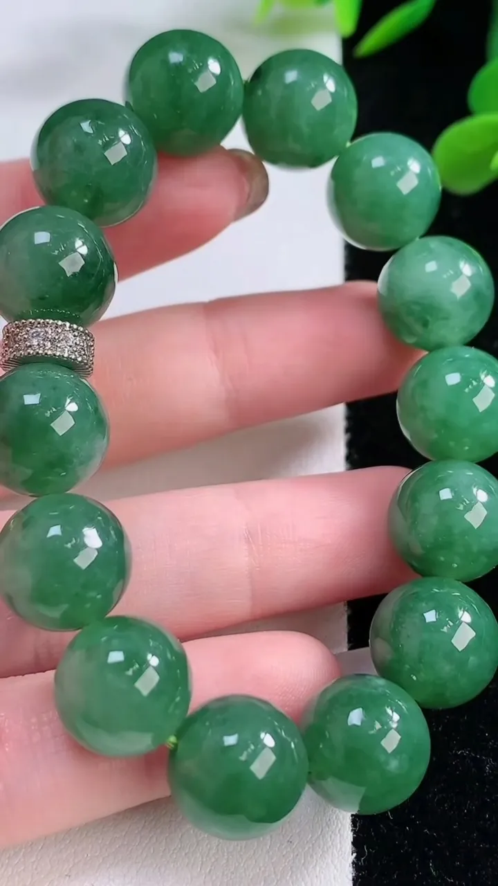 天然A货翡翠圆珠手串，尺寸12-14颗，重量:43.97g11月25日
工厂直销收藏佳品,种好水足，色泽均匀，有种有色，上手高大气！